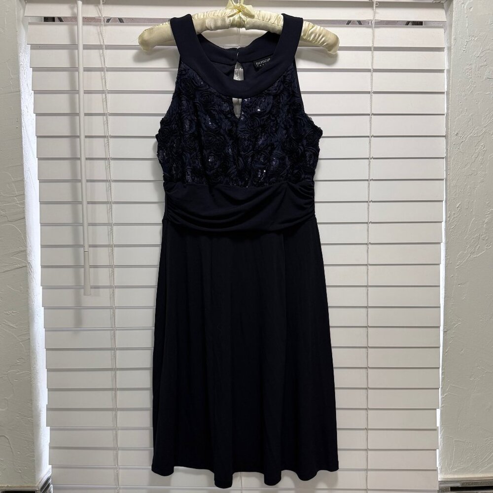 En focus Petite Navy sleeveless ruched waist dress with textured bodice: Size 8P